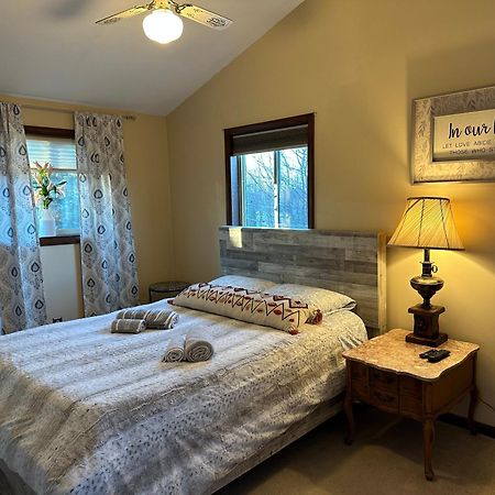 Wow!! Ultimate Pocono Retreat, Hot Tub, Game Room, Deck, Lakes, Skiing, Pools Long Pond Ngoại thất bức ảnh