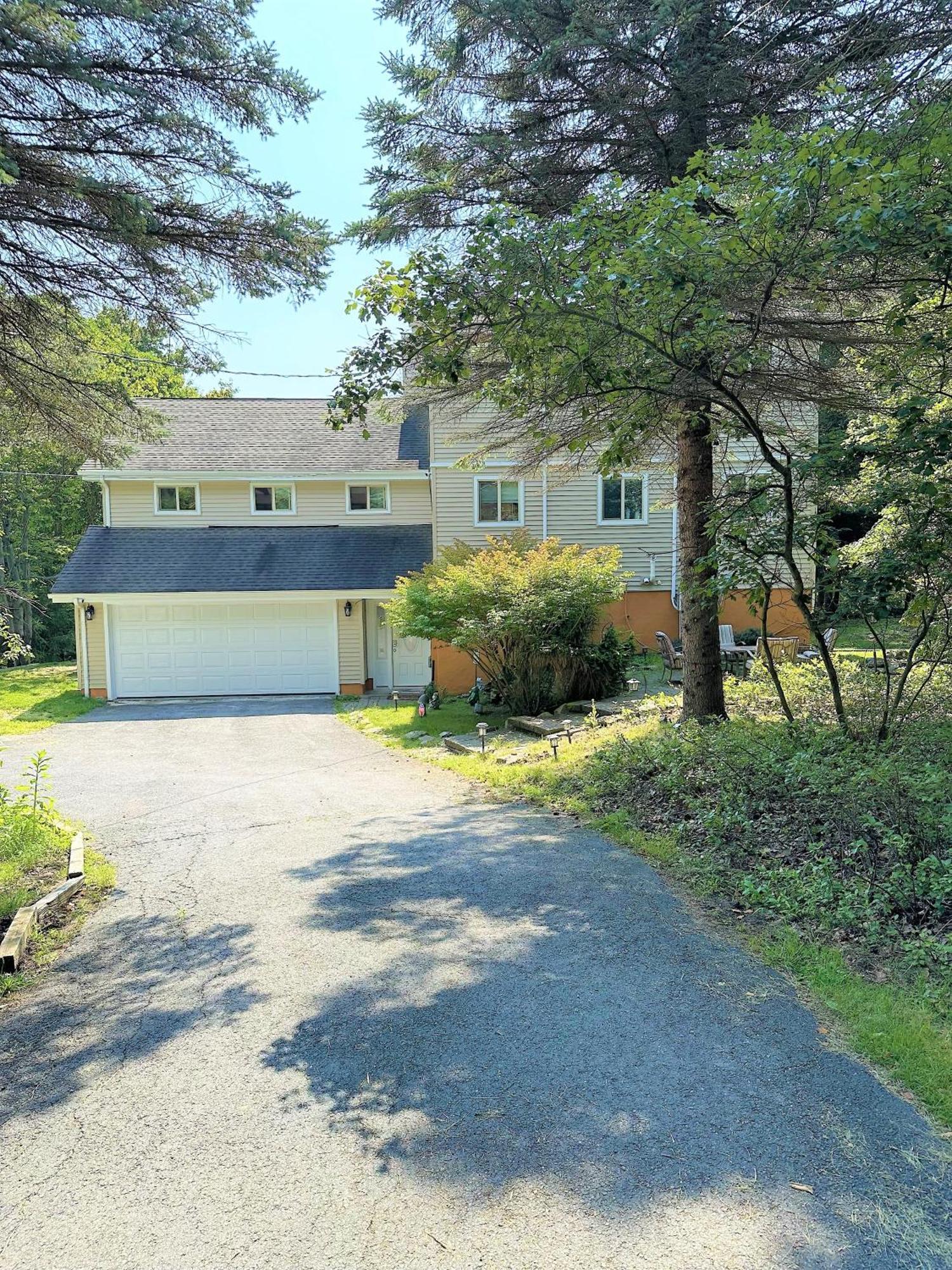 Wow!! Ultimate Pocono Retreat, Hot Tub, Game Room, Deck, Lakes, Skiing, Pools Long Pond Ngoại thất bức ảnh