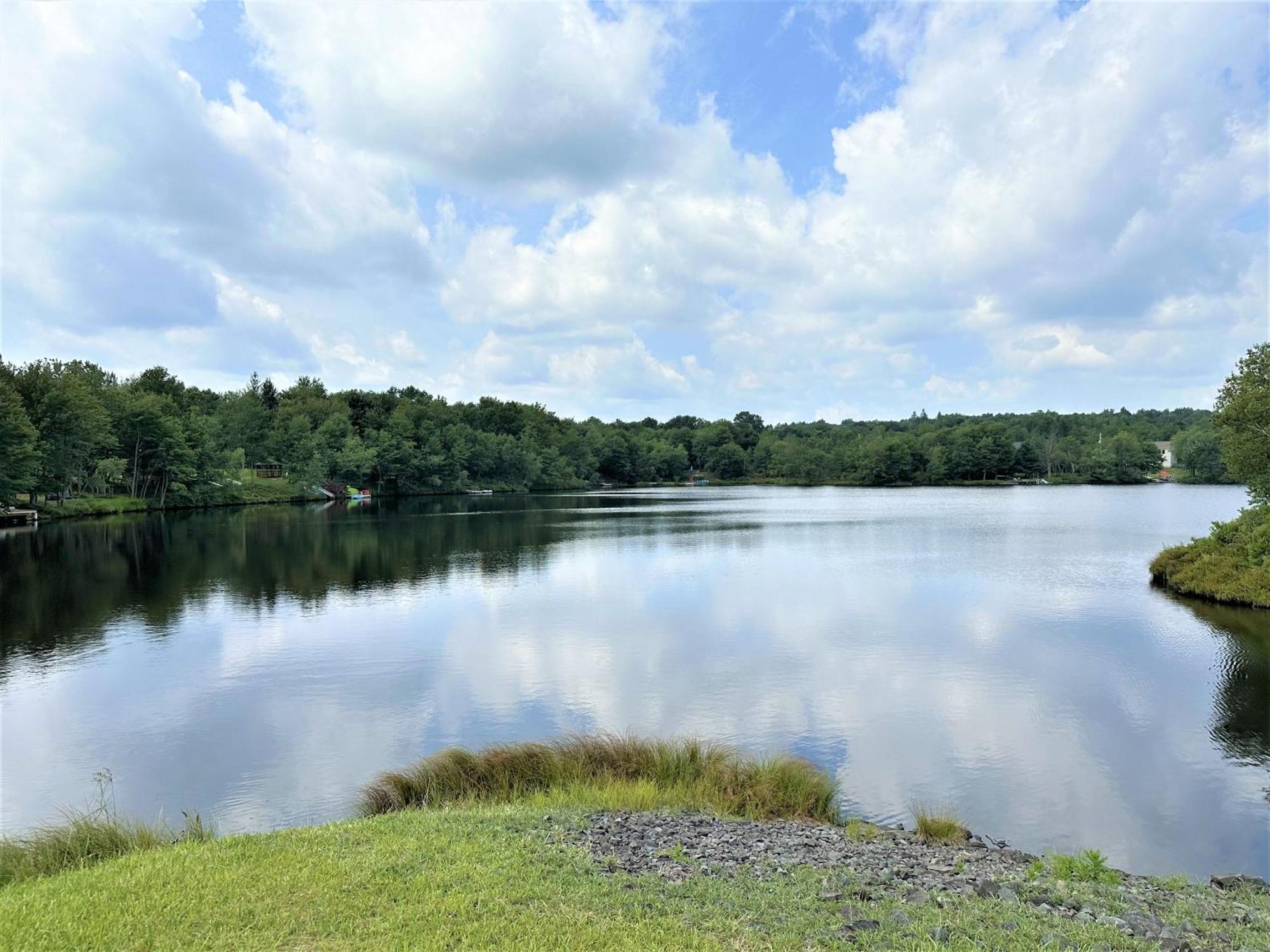 Wow!! Ultimate Pocono Retreat, Hot Tub, Game Room, Deck, Lakes, Skiing, Pools Long Pond Ngoại thất bức ảnh