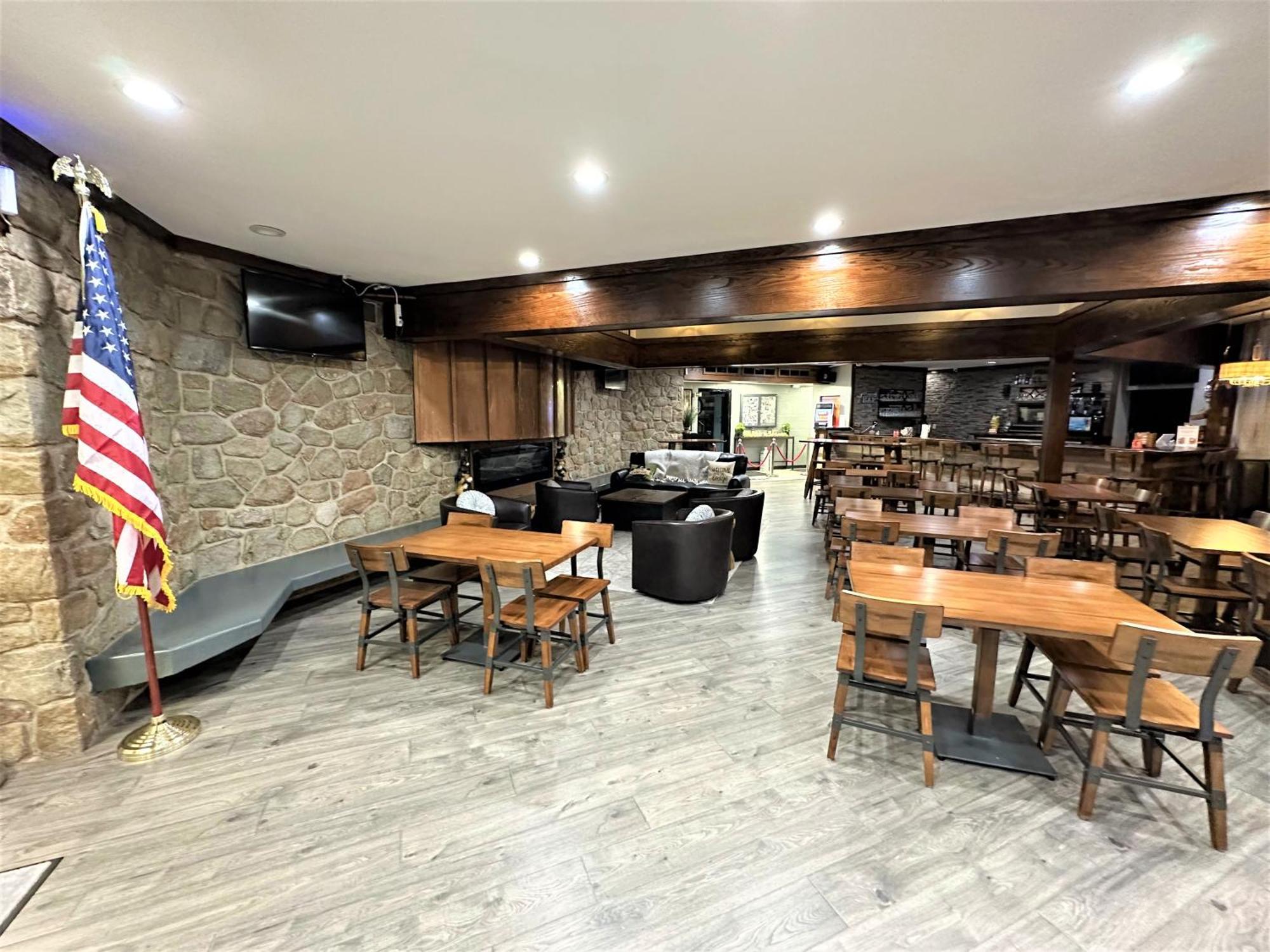 Wow!! Ultimate Pocono Retreat, Hot Tub, Game Room, Deck, Lakes, Skiing, Pools Long Pond Ngoại thất bức ảnh