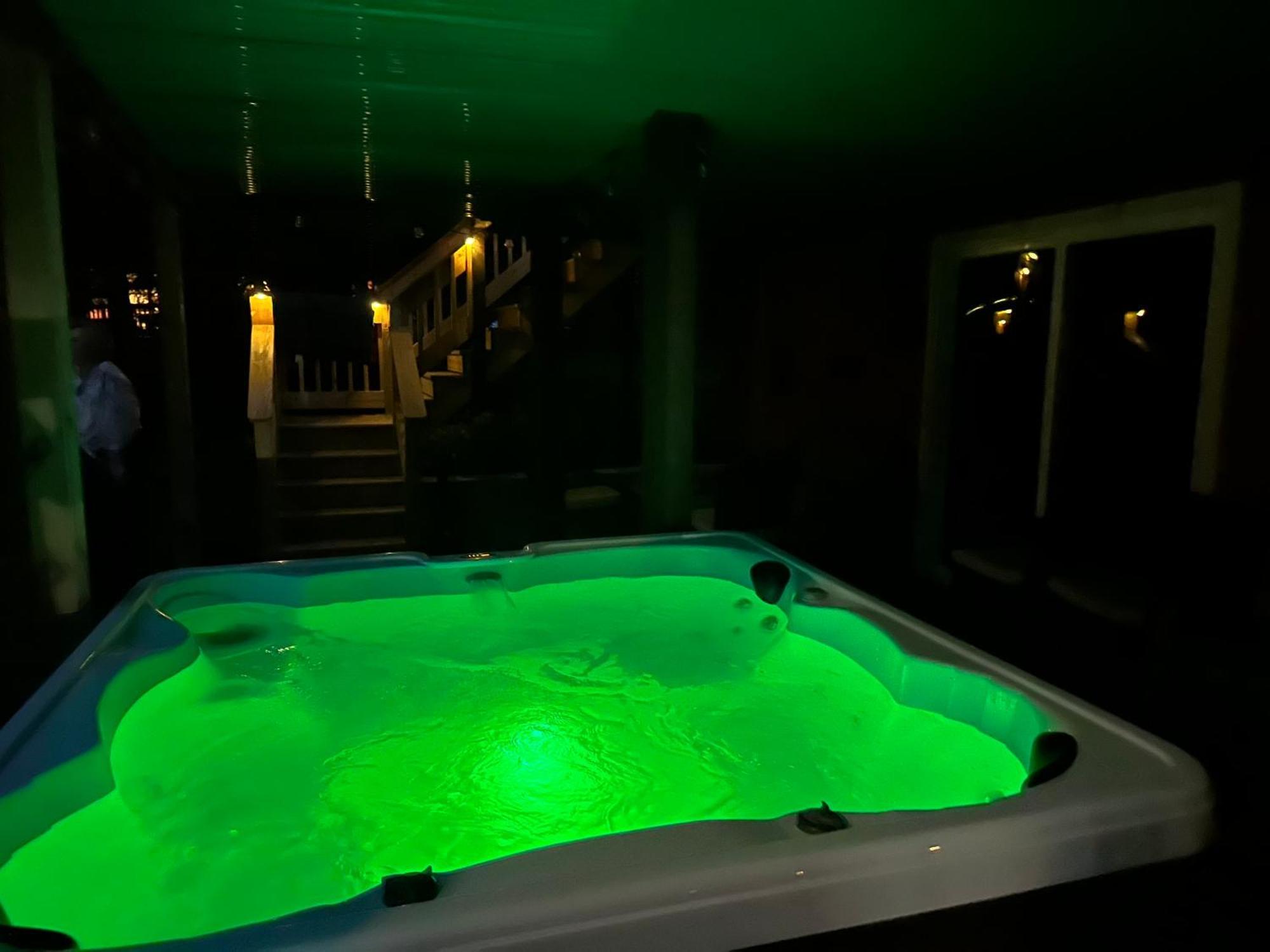 Wow!! Ultimate Pocono Retreat, Hot Tub, Game Room, Deck, Lakes, Skiing, Pools Long Pond Ngoại thất bức ảnh