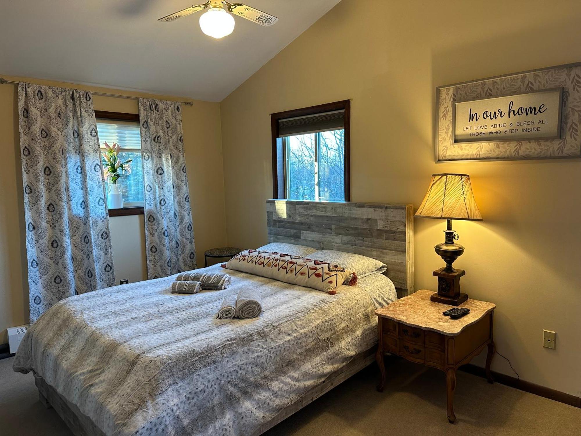 Wow!! Ultimate Pocono Retreat, Hot Tub, Game Room, Deck, Lakes, Skiing, Pools Long Pond Ngoại thất bức ảnh